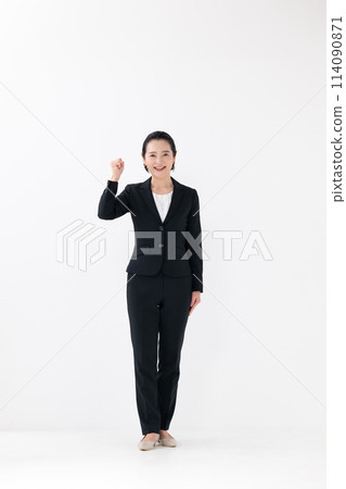 商務中年婦女站立拳頭姿勢 114090871