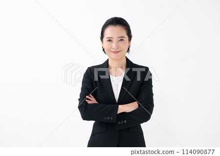 Business middle-aged woman with arms crossed 114090877