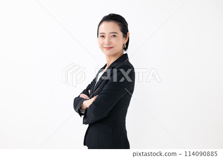 商務中年女性雙臂交叉側身 114090885