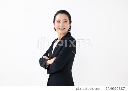 Business middle-aged woman, arms crossed, sideways 114090887