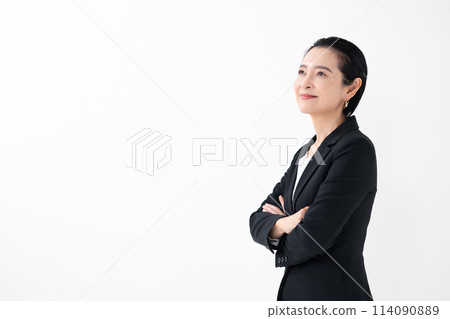商務中年女性雙臂交叉側身 114090889
