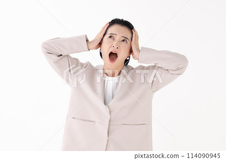 Middle-aged woman, business, headache 114090945