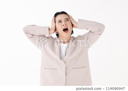 Middle-aged woman, business, headache 114090947