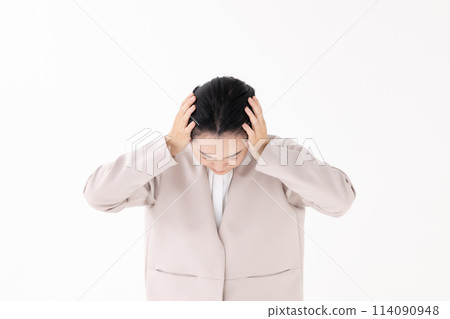 Middle-aged woman, business, headache 114090948