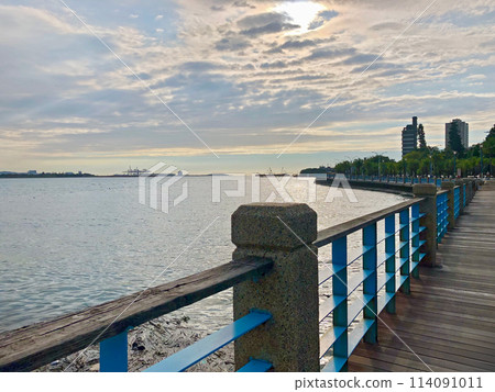 美麗的夕陽照映在雲彩和河面與橋面上 美麗的夕陽照映在雲彩和河面與橋面上 114091011