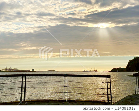 美麗的雲彩與夕陽與水平面 114091012