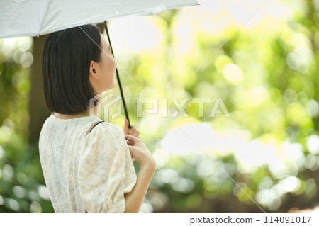 拿著遮陽傘的一個少婦 拿著遮陽傘的一個少婦 114091017