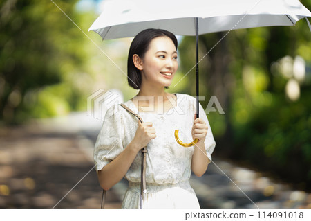 拿著遮陽傘的一個少婦 拿著遮陽傘的一個少婦 114091018