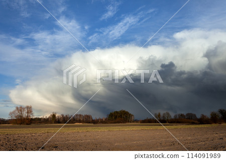 An approaching storm front with gray cloud An approaching storm front with gray cloud 114091989
