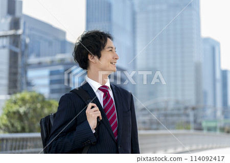 Businessman in his 30s profile Businessman in his 30s profile 114092417