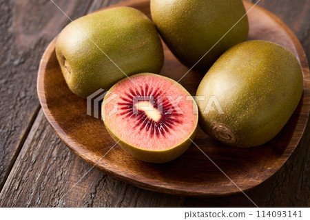 Kiwifruit Ruby Red 114093141