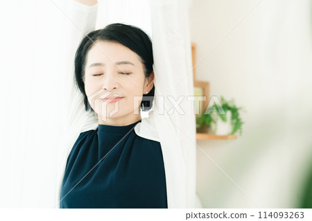 一個女人在早晨的陽光下伸展身體 114093263