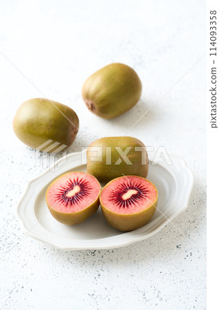 Kiwifruit Ruby Red 114093358