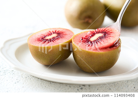 Kiwifruit Ruby Red 114093408