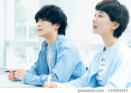 接受講座的青年男女 114093425