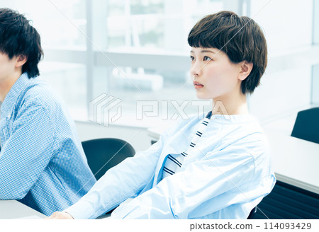 接受講座的青年男女 114093429