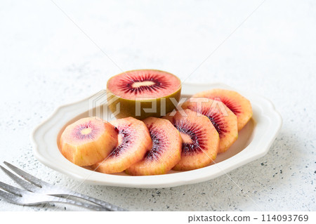 Sliced kiwifruit, ruby red 114093769