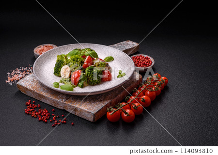 Delicious fresh juicy salad with quail eggs, cherry tomatoes, lettuce leaves 114093810