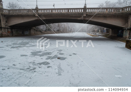 A view of a frozen river 114094934