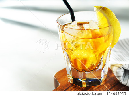 Summer iced lemon tea 114095055