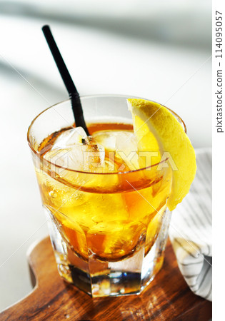 Summer iced lemon tea 114095057