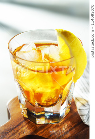 Summer iced lemon tea 114095070
