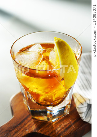 Summer iced lemon tea 114095071