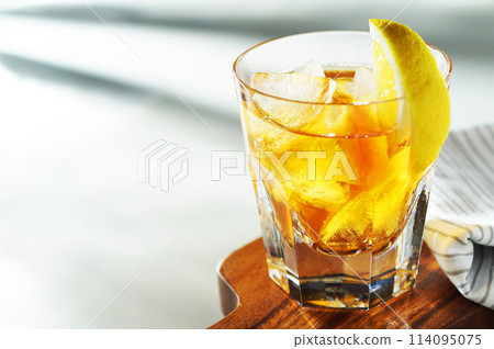 Summer iced lemon tea 114095075