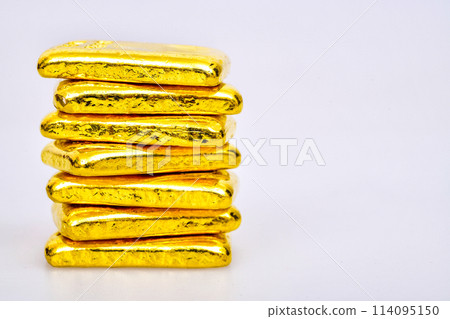 Close up photo a gold bars on white background 114095150