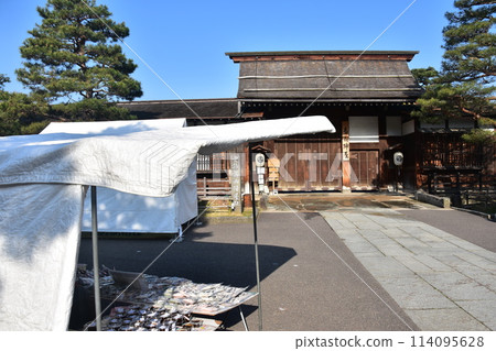 日本岐阜縣高山市金屋前早市和美麗的藍天舉行的市集。 114095628