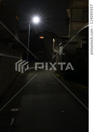 午夜的住宅區，黑暗的小巷，安靜住宅區的夜路 114095937