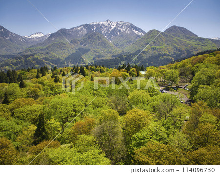 從新潟縣糸魚川市白池眺望甘石山的雄偉景色(無人機航拍) 從新潟縣糸魚川市白池眺望甘石山的雄偉景色(無人機航拍) 114096730