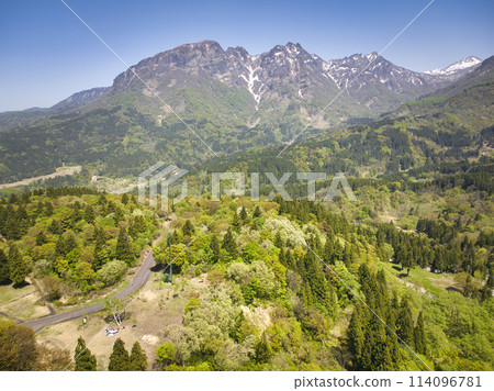 從新潟縣糸魚川市白池眺望海谷山地（駒岳、鬼面山、能古岳）的壯麗景色（無人機航拍） 114096781