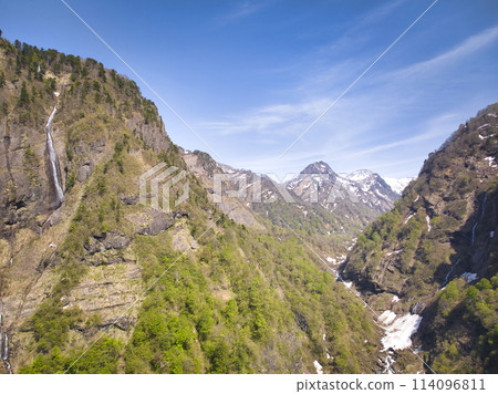 A magnificent view of the Umiya Valley, Mt. Hachiyama and the huge rock face, Itoigawa City, Niigata Prefecture (aerial shot by drone) 114096811
