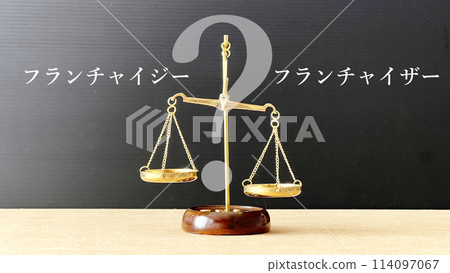 特許經營者和特許人的人物和問題以及金鱗_黑色背景 特許經營者和特許人的人物和問題以及金鱗_黑色背景 114097067