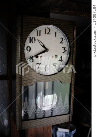 Old clock 114097194