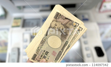 ATM 前存放著許多 10,000 日圓的鈔票_wide 114097342