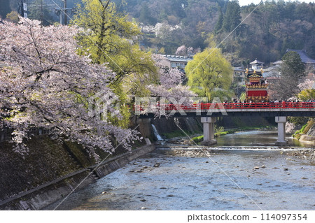 日本岐阜縣高山市,春季高山節,櫻花盛開,中橋橋上的小吃攤,美麗的新綠和藍天 日本岐阜縣高山市,春季高山節,櫻花盛開,中橋橋上的小吃攤,美麗的新綠和藍天 114097354