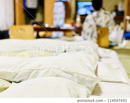 夜間在日式旅館放鬆的人和蒲團的形象 夜間在日式旅館放鬆的人和蒲團的形象 114097493