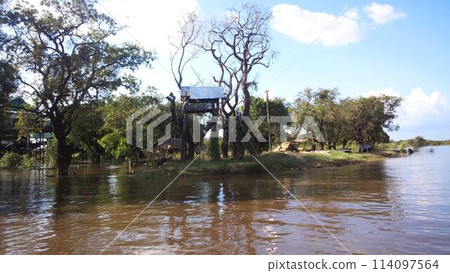 Kompong Phluk stilt buildings [Cambodia] 114097564