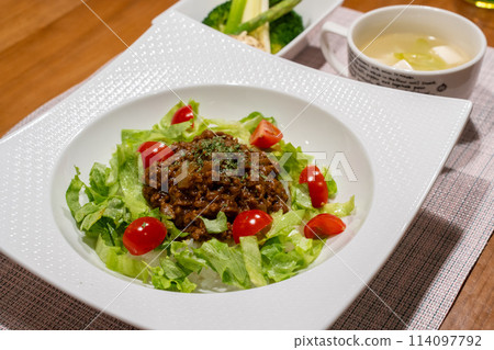 Delicious taco rice 114097792