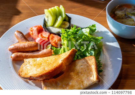 Delicious toast breakfast 114097798
