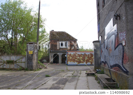 德國弗斯滕貝格哈維爾市一座廢棄工廠的正門附近。所有窗戶都被打破，塗鴉也越來越多。 114098692