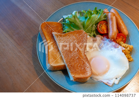 Fried egg, sausage and toast 114098737