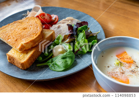 早餐是烤麵包和燉菜 早餐是烤麵包和燉菜 114098853