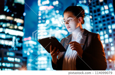 businesswoman using tablet pc 114099079