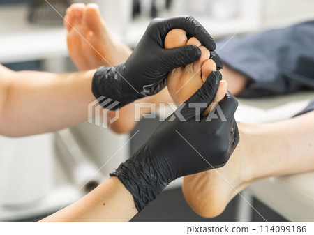 Peeling feet pedicure procedure in a beauty salon. Sugar scrub and relax beauty procedure 114099186