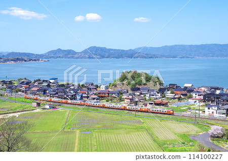 在晴朗的日子裡，從古出雲皇陵山公園可以看到新的 273 系列八雲 8 節車廂列車，中海海岸的春天美景。 114100227