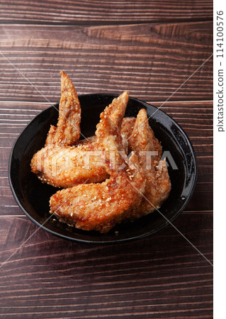 Deep-fried chicken wings Deep-fried chicken wings 114100576