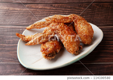 Deep-fried chicken wings 114100580